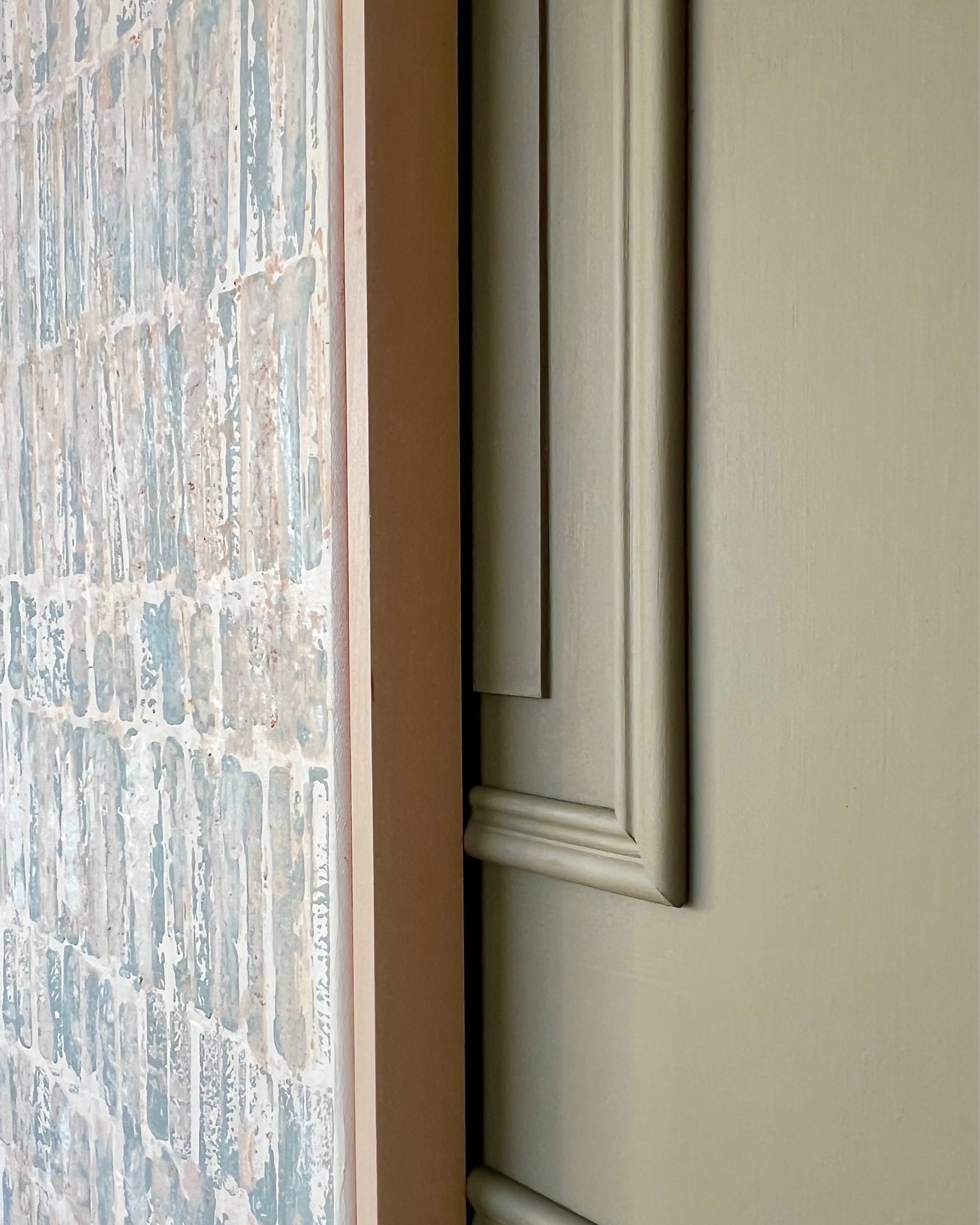 Close-up of Pure Patina – Light III highlighting subtle light tones, repetition and material texture